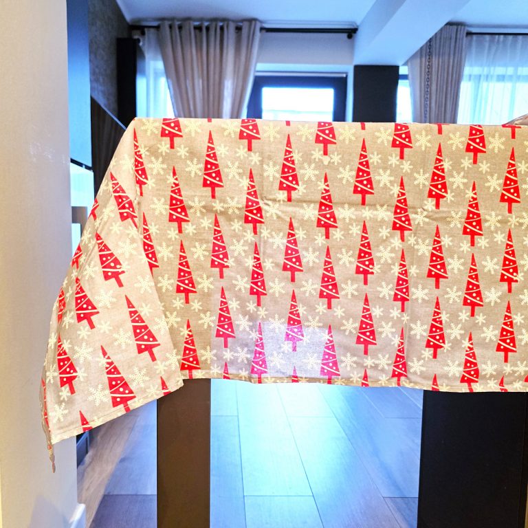 Fata de masa 150x220 cm, 100% bumbac, decor Craciun, gri cu brazi