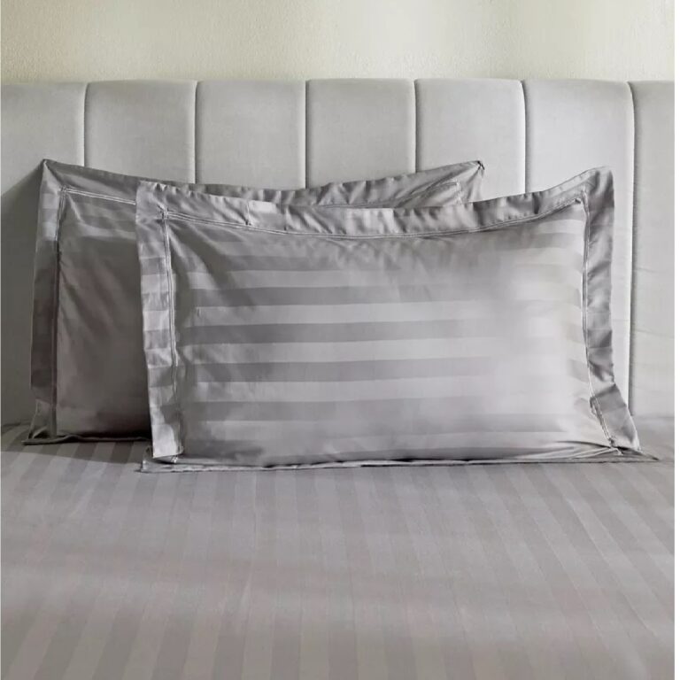 Pachet husa de pat cu elastic si fete perna 50x75 cm - Finet damasc saten, gri light