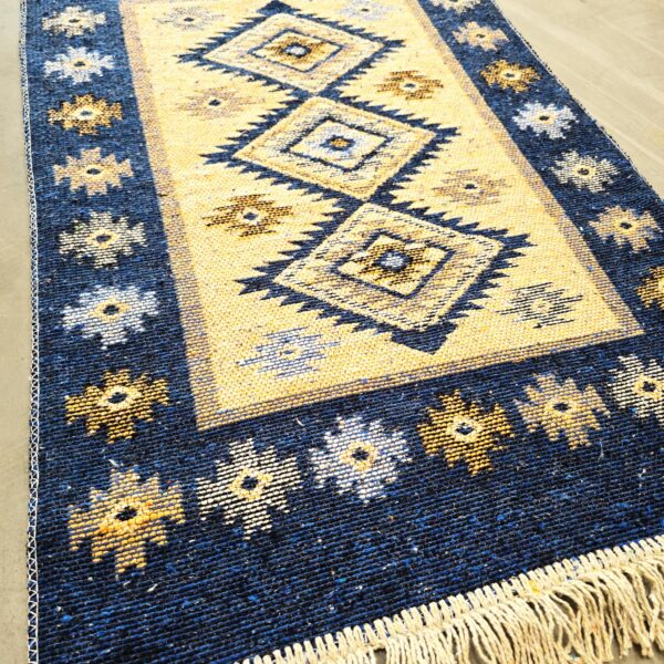 Covor tesut - Decor traditional, fond albastru si nuante de crem – 02