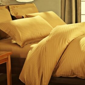Husa de pat cu elastic Kotonia Home Deco, 100% bumbac, Damasc Saten, dimensiune dungi 1 cm, Mustar