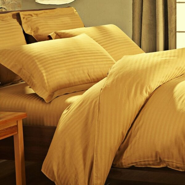 Husa de pat cu elastic Kotonia Home Deco, 100% bumbac, Damasc Saten, dimensiune dungi 1 cm, Mustar