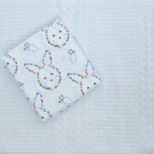 Pachet patut Kotonia Home Bebe - pled gofrat alb si cearceaf pat ranforce - 120x150 cm, decor iepurasi - imagine 3