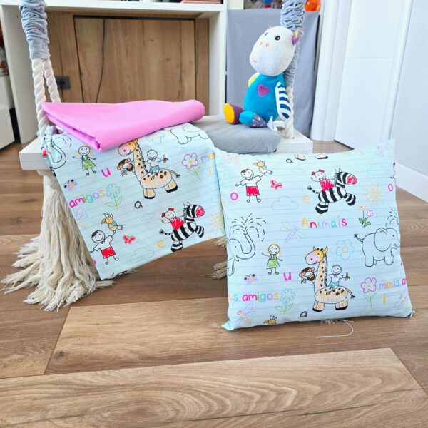 Pachet patut Kotonia Home Bebe - ranforce, 100 % bumbac, cearceaf pat si husa cu elastic, decor jucarii