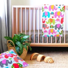 Pachet patut Kotonia Home Bebe - ranforce, 100 % bumbac, cearceaf pat si husa cu elastic, decor elefantei