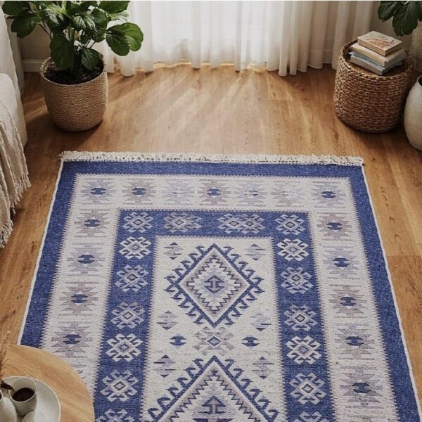 Covor tesut - Decor traditional, fond  albastru cu decoratiuni albe – 07