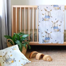 Pachet patut Kotonia Home Bebe - ranforce, 100 % bumbac, cearceaf pat si husa cu elastic si fata perna 40x40 cm, decor iepurasi bleu