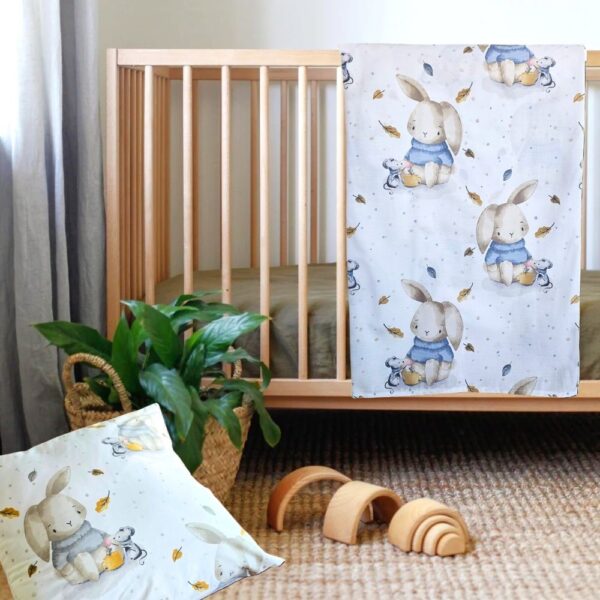 Pachet patut Kotonia Home Bebe - ranforce, 100 % bumbac, cearceaf pat si husa cu elastic si fata perna 40x40 cm, decor iepurasi bleu