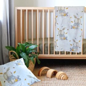 Pachet patut Kotonia Home Bebe - ranforce, 100 % bumbac, cearceaf pat si husa cu elastic si fata perna 40x40 cm, decor iepurasi gri