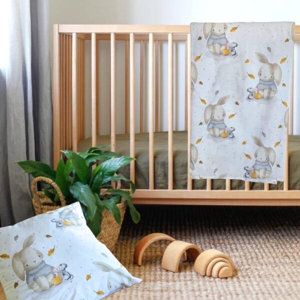 Pachet patut Kotonia Home Bebe - ranforce, 100 % bumbac, cearceaf pat si husa cu elastic si fata perna 40x40 cm, decor iepurasi gri