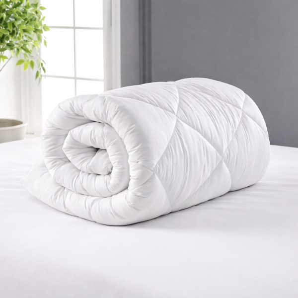 Pilota matlasata Kotonia Home, 180×200 cm pentru iarna, 300 g/mp, alba
