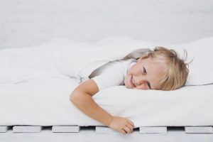 Lenjerie completa patut Kotonia Home Bebe - damasc cu latime dungi 2 cm, 100% bumbac, alb - imagine 4