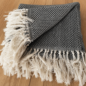 Cuvertura Old Fashion pentru pat dublu, dimensiunea 220x240 cm, 100% bumbac, negru si  alb cu franjuri - 32 - imagine 2