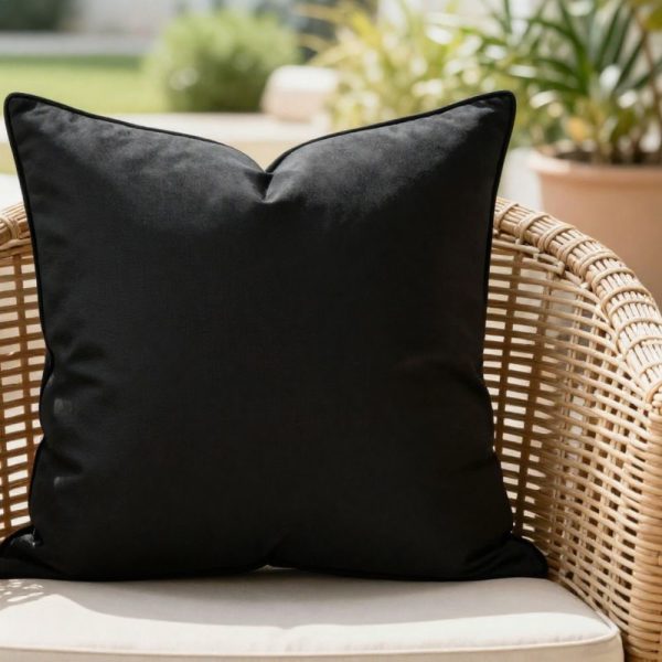 Fata de perna decor Kotonia Home - 50x50 cm, 100% bumbac, creton uni impermeabil, negru cu paspoal decorativ contrastant