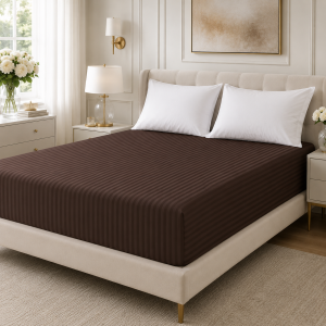 Husa de pat cu elastic Kotonia Home Deco, 100% bumbac, Damasc Saten, dimensiune dungi 1 cm, Ciocolata
