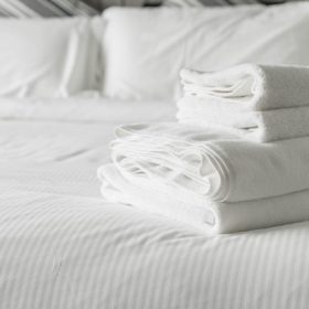 Cearceaf pentru pilota Kotonia Home Hotel - Damasc Saten cu dungi de 0.5 cm, 100% bumbac, alb