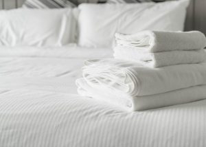 Cearceaf pentru pilota Kotonia Home Hotel - Damasc Saten cu dungi de 0.5 cm, 100% bumbac, alb